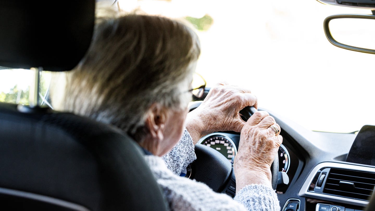 Wie man Senioren überzeugt, ab einem gewissen Alter den Führerschein abzugeben.