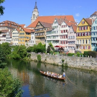 Die Neckarfront der Stadt Tübingen mit einem Stocherkahn im Neckar.