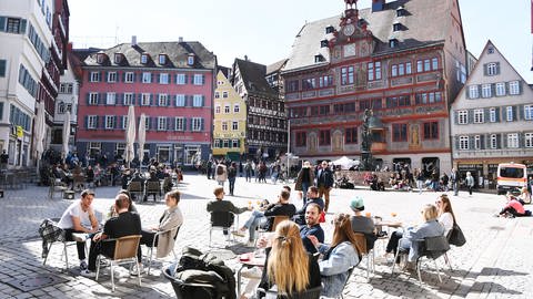 Der Tübinger Marktplatz mit seinen Fachwerkhäusern und Menschen