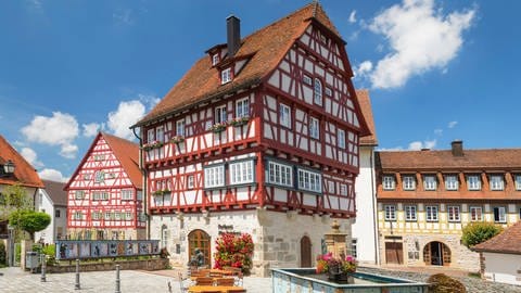 Ort des Flohmarktes: der Marktplatz in Vellberg mit Brunnen und den Fachwerkhäsuern wie dem Rathaus