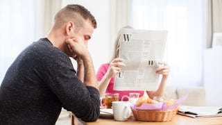 Wenn Paare sich nichts mehr zusagen haben: Wenn sie Zeitung ließt und den Partner ignoriert.