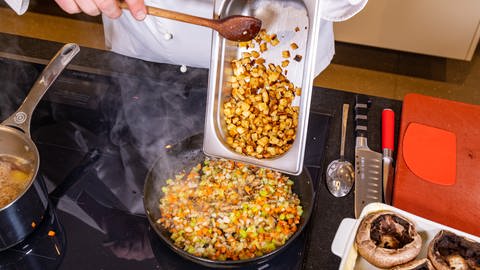 Aromatische Pilzköpfe mit feiner Gemüsefüllung und knusprigen Croûtons