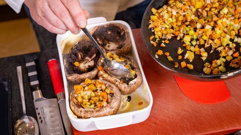 Aromatische Pilzköpfe mit feiner Gemüsefüllung und knusprigen Croûtons