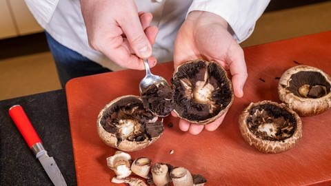 Aromatische Pilzköpfe mit feiner Gemüsefüllung und knusprigen Croûtons