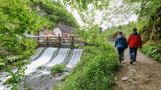 Wandern auf der Schwäbischen Alb: Ein Paar wandert auf einem Wanderweg zwischen Zwiefalten und der Wimsener Höhle.