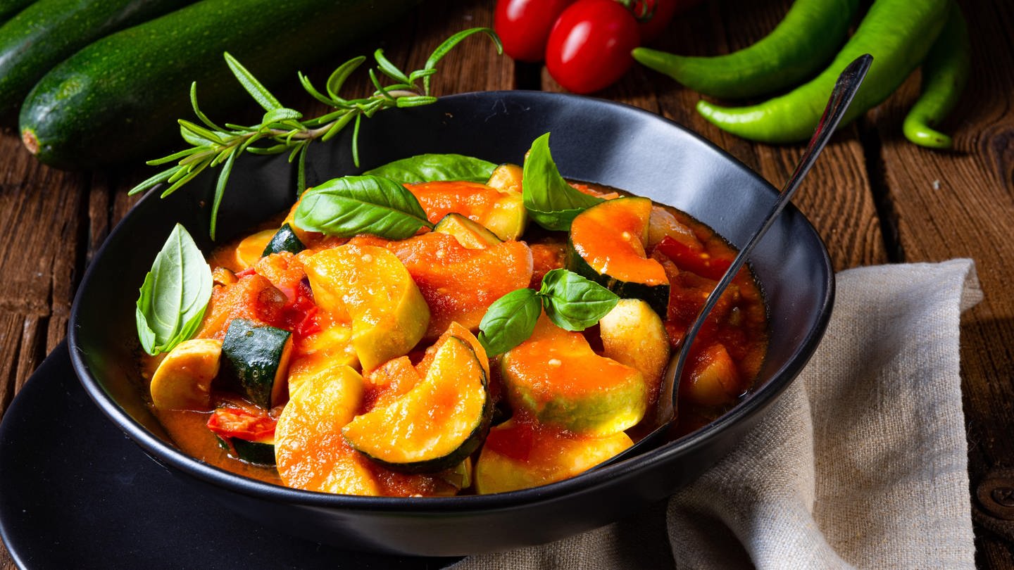 Geschmortes vegetarisches Gericht mit mediterranen Kräutern: Ratatouille mit Auberginen, Zucchini und Tomaten