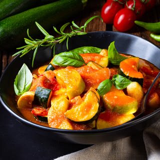 Geschmortes vegetarisches Gericht mit mediterranen Kräutern: Ratatouille mit Auberginen, Zucchini und Tomaten