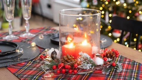 Weihnachtsdeko in Glas auf dem Tisch.