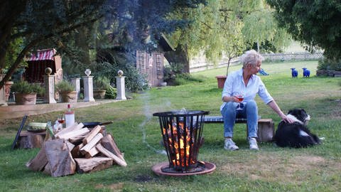 Gartenbeleuchtung: Feuerkorb im Garten zum Beleuchten und Grillen.