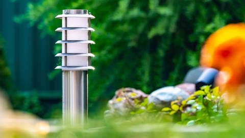 Gartenbeleuchtung: LED-Lampe aus Edelstahl zum Energiesparen im Garten.