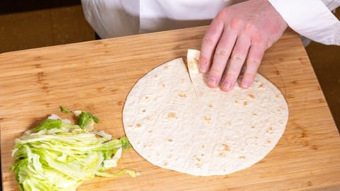 Rezept für Tortilla-Sandwich: Die Wraps werden auf einer Ablage ausgebreitet.