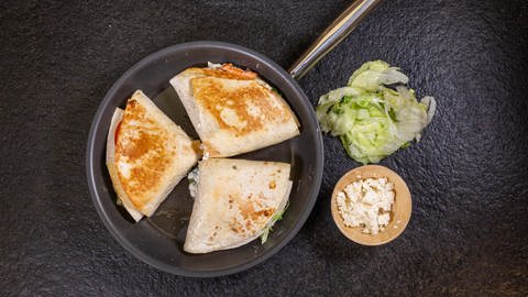 Rezept für Tortilla-Sandwich: Die Wraps leicht in einer Pfanne anrösten