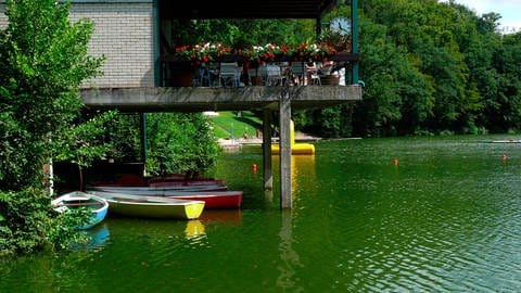 Tiefer See Badesee Maulbronn: Restaurant-Terrasse auf Stelzen