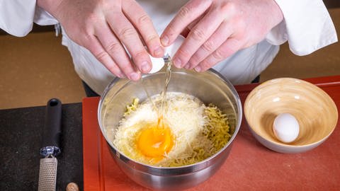 Gnocchi selber machen: Die Kartoffeln und weitere Zutaten wie Mehl, Salz und Pfeffer werden mit den Eiern in einem Topf vermischt.