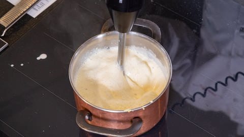 Gnocchi mit leckerer Soße aus Parmesan: Die Masse wird mit einem "Zauberstab" schaumig geschlagen.