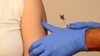 Eine Immunisierung für Infektionekrankheiten hält nicht ewig. Deshalb sollten Erwachsene Impfungen auffrischen.