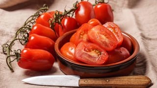 Tomatensamen gewinnen ist ganz einfach: Zunächst Tomaten halbieren.