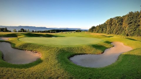 Blick über den Golfplatz auf die Schwäbische Alb vom Golfclub Schloss Kressbach