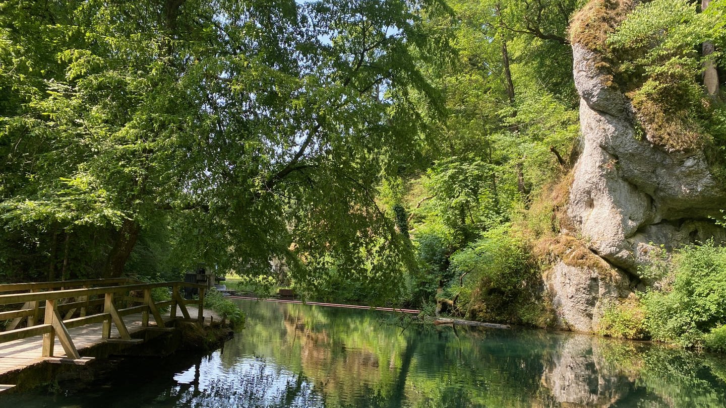 Wandern auf der Schwäbischen Alb: Der Flusslauf der Zwiefalter Aach mit Felsformationen der Schwäbischen Alb