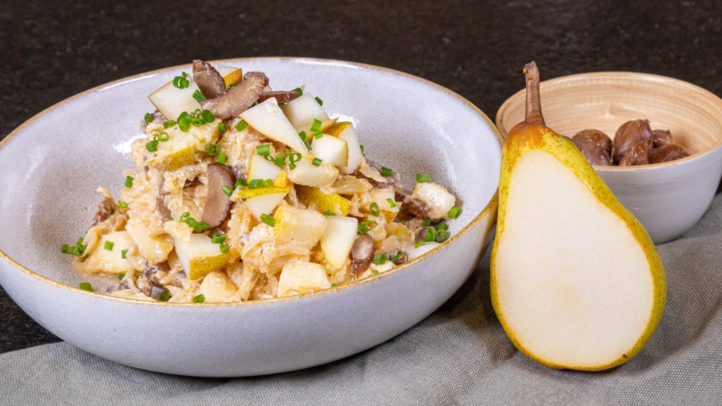 Rezept für einen herbstlichen Sauerkrautsalat mit Maronen und Birnen.