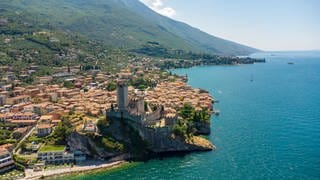 Luftaufnahme der malerischen Stadt Malcesine am Gardasee in Italien.