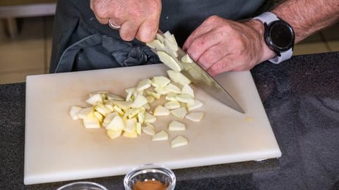 Rezept für Apfelstrudel: Die Äpfel werden für die Apfelstrudelfüllung vom Kerngehäuse befreit, geschält und in dünne Scheiben geschnitten. 