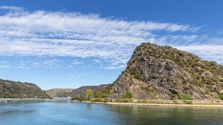 Der berühmte Loreley-Felsen mit dem Rhein im Vordergrund.