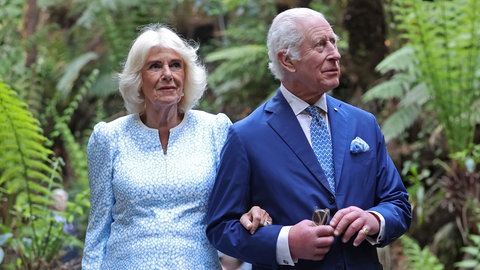 Köig Charles und Königin Camilla begutachten die Fauna im Australian National Botanic Gardens in der Nähe der australischen Hauptstadt Canberra.