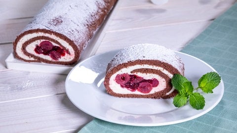 Rezept für Schwarzwälder Kirsch-Rolle als Variante der Schwarzwälder Kirschtorte: Ein Stück der Rolle auf einem Teller.