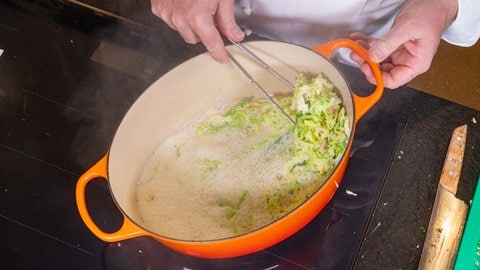 Wirsing gekocht in Sahne und Brühe: Das Gemüse ist fertig, wenn der Wirsing weich ist. Kurz zuvor kommen beim Zubereiten noch der Kümmel und die Petersilie hinzu.