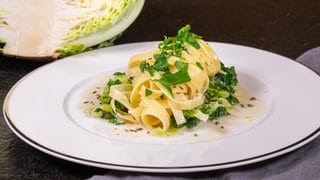 Pasta passend zur Saison: Das Rezept für Wirsing in Rahmsauce mit Bandnudeln holt aus dem herbstlichen Gemüse viel Würze und ist zudem schnell und einfach zubereitet.