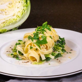 Pasta passend zur Saison: Das Rezept für Wirsing in Rahmsauce mit Bandnudeln holt aus dem herbstlichen Gemüse viel Würze und ist zudem schnell und einfach zubereitet.