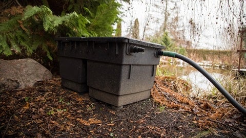 Technik wie dieser Filter im Garteteich sollte im Herbst zum Überwintern eisfrei eingelagert werden. Sonst geht sie bei einem strengen Winter kaputt.