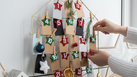 Adventskalender ohne Geld: Sprüche auf kleine Karten schreiben und aufhängen.