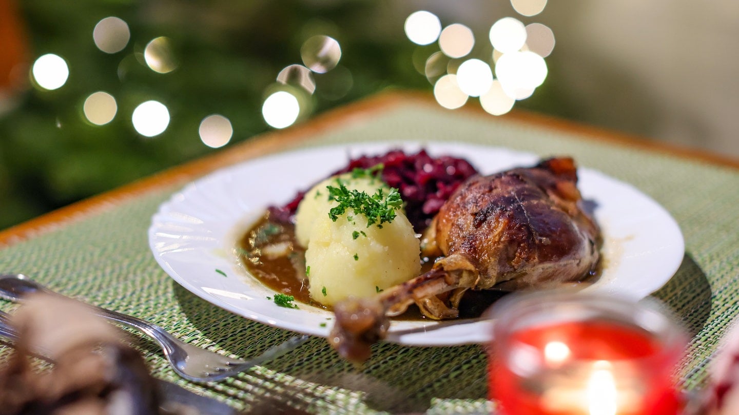 Gänsekeule mit Klößen und Rotkohl in Sauce