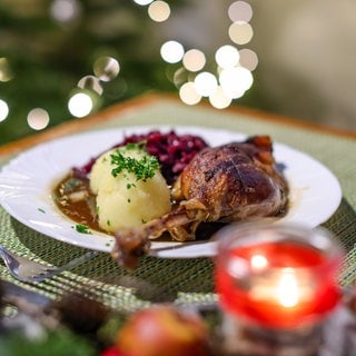 Gänsekeule mit Klößen und Rotkohl in Sauce