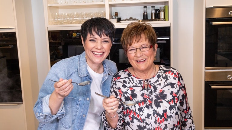 Francine Jordi und ihre Mutter Margrit Lehmann kochen für SWR4 Koch Jörg Ilzhöfer in dessen Kochstudio.