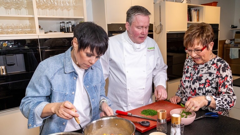 Francine Jordi und ihre Mutter Margrit Lehmann kochen für SWR4 Koch Jörg Ilzhöfer in dessen Kochstudio.