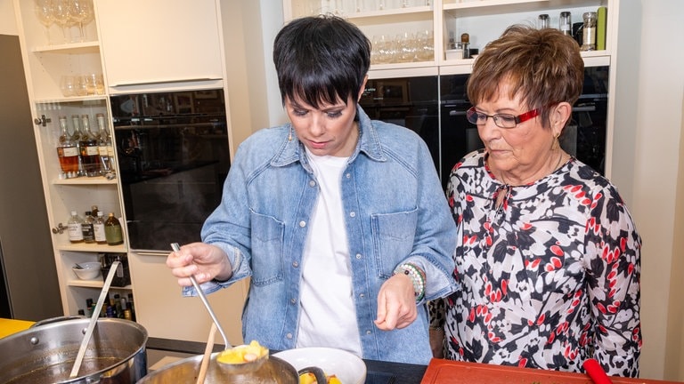 Francine Jordi und ihre Mutter Margrit Lehmann kochen für SWR4 Koch Jörg Ilzhöfer in dessen Kochstudio.