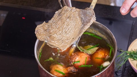 Ein schönes Stück Tafelspitz wird in die Brühe gegeben und gibt dem Gaisburger Marsch den Geschmack. Das Fleisch für den Eintopf wird dann bis zu 2 Stunden gekocht.