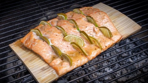 Lachs vom Grill auf Holz geräuchert.