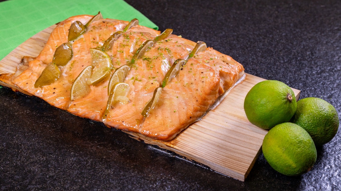 Leckeres Rezept für Lachs vom Grill geräuchert auf Holz. Der Lachs ist mit einer Marinade aus Limetten und Honig bestrichen.