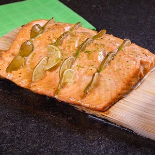 Leckeres Rezept für Lachs vom Grill geräuchert auf Holz. Der Lachs ist mit einer Marinade aus Limetten und Honig bestrichen.