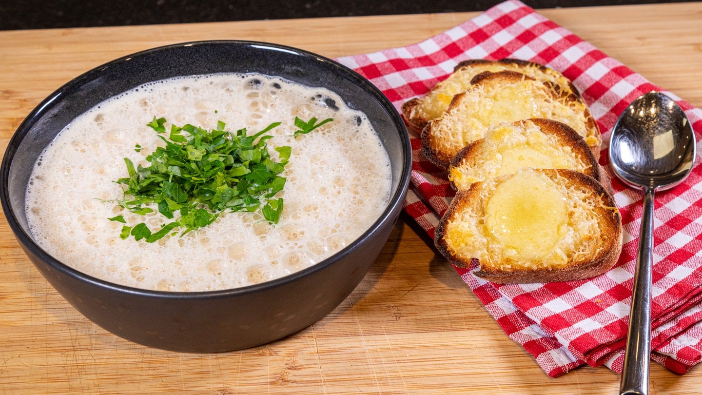 Rezept für Käsesuppe ohne Lauch mit überbackenem Knoblauchbrot.