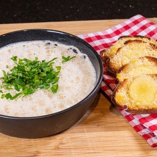 Rezept für Käsesuppe ohne Lauch mit überbackenem Knoblauchbrot.