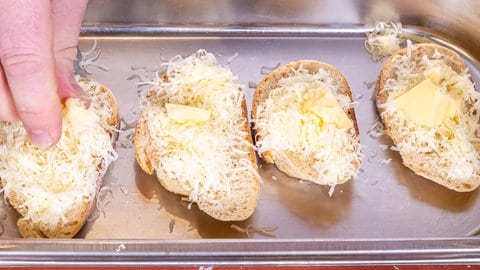 Knoblauchbrot mit Käse bestreuen und überbacken.