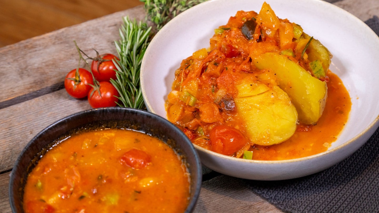 Leckere Salsa-Sauce aus Tomaten. Die Salsa ist wie im Rezept beschrieben mit Grillkartoffeln in einer Schüssel angerichtet.