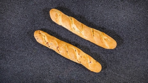 Herzhaftes Baguette mit Speckwürfel backen: Die Baguettes goldgelb backen.