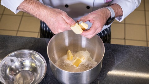 Herzhaftes Baguette mit Speckwürfel backen: Butter, Zucker, Salz und Hefe in eine Schüssel geben. 