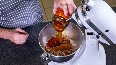 Nikolausstiefel backen: Die verschiedenene Mehle und der Honig wird vermengt.